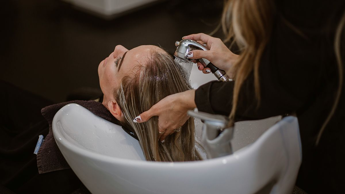 Названа лучшая периодичность для мытья волос Названа лучшая периодичность для мытья волос