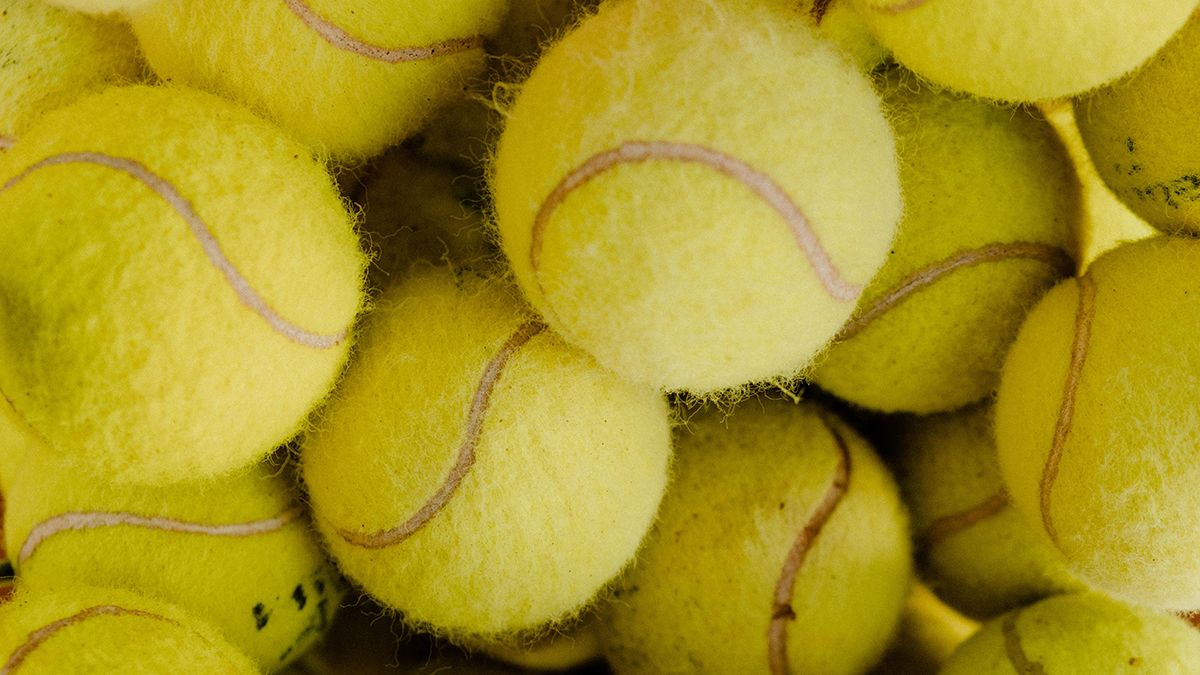 Пуховики и куртки надо стирать с теннисными мячиками Пуховики и куртки надо стирать с теннисными мячиками