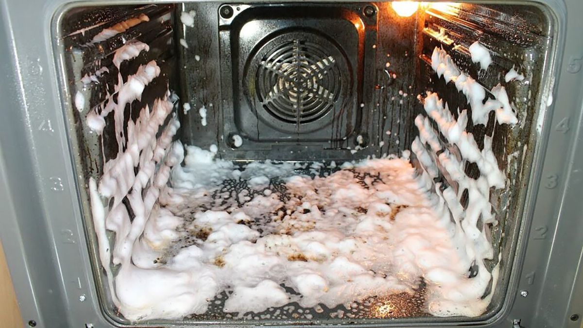 Відчистити жир з духовки досить просто Відчистити жир з духовки досить просто