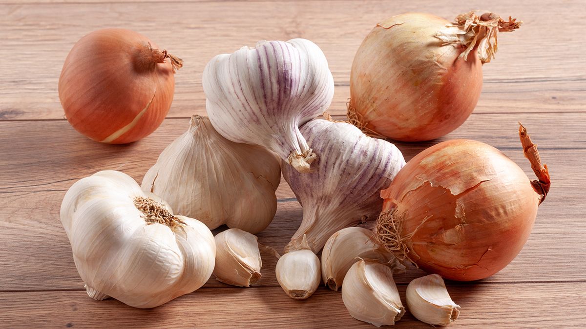 Правильне зберігання цибулі та часнику Правильне зберігання цибулі та часнику