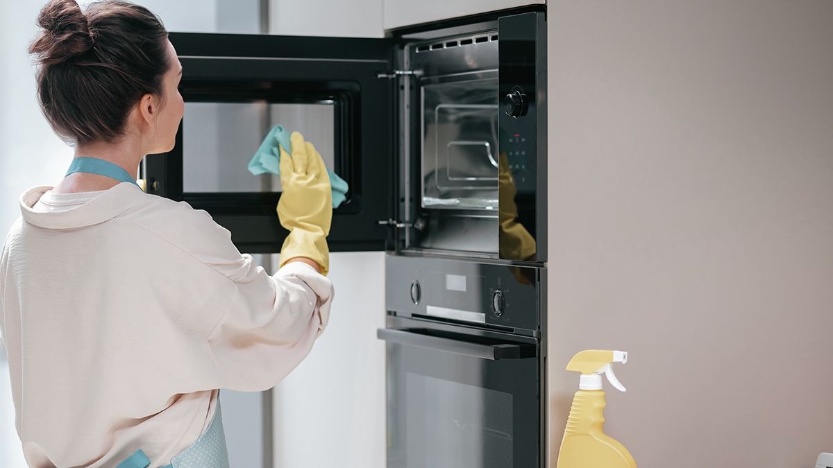 Простий спосіб видалення жиру з дверцят духовки Простий спосіб видалення жиру з дверцят духовки