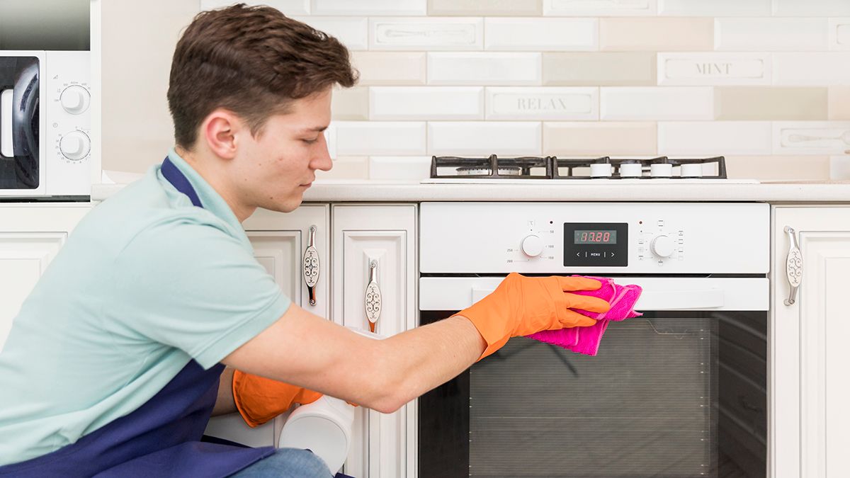 Простой метод удаления жира со стекла духовки Простой метод удаления жира со стекла духовки