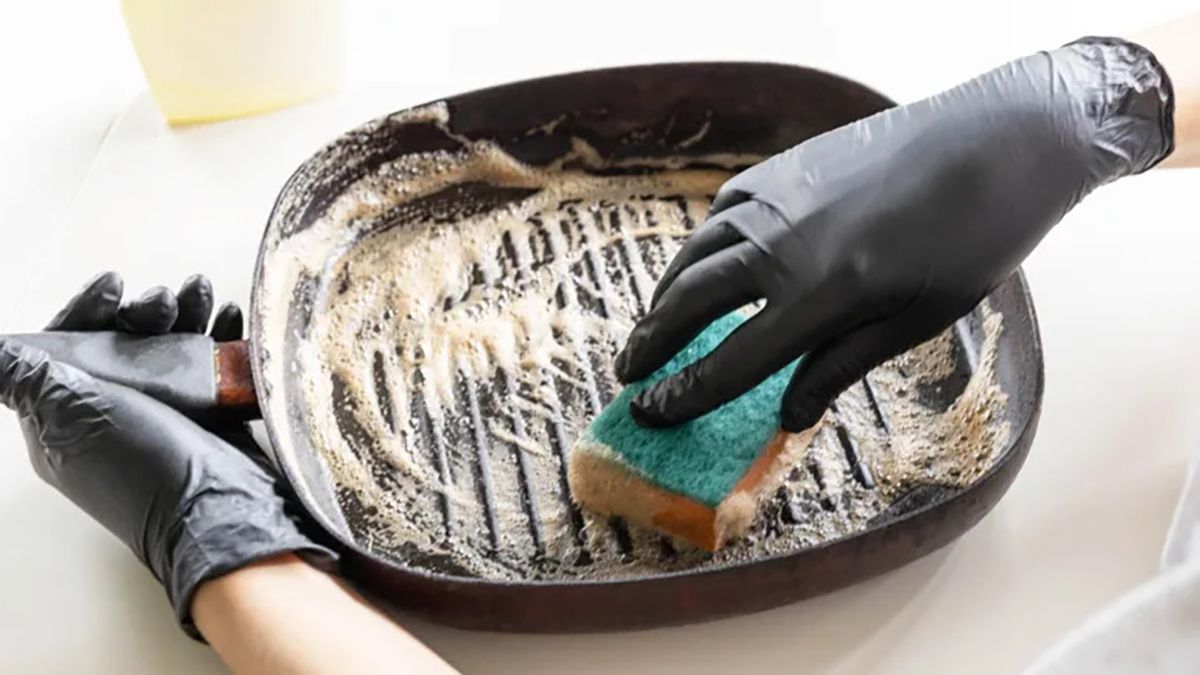 Пригоревшую кастрюлю можно отчистить