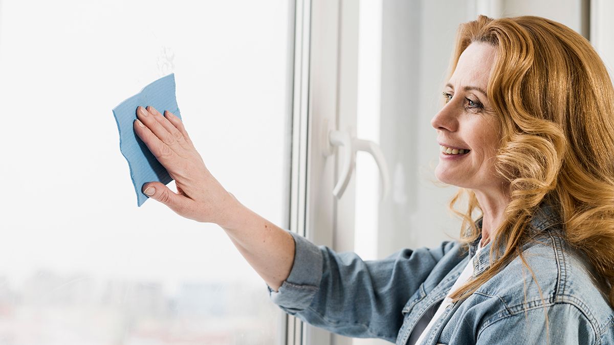 Профессиональный совет для чистки окон и зеркал Профессиональный совет для чистки окон и зеркал