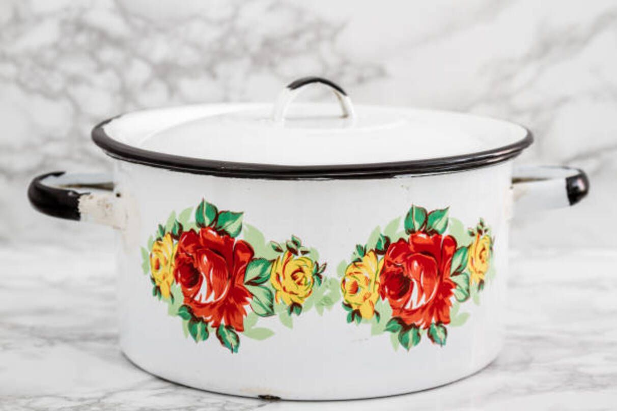 От эмалированной кастрюли лучше избавиться От эмалированной кастрюли лучше избавиться