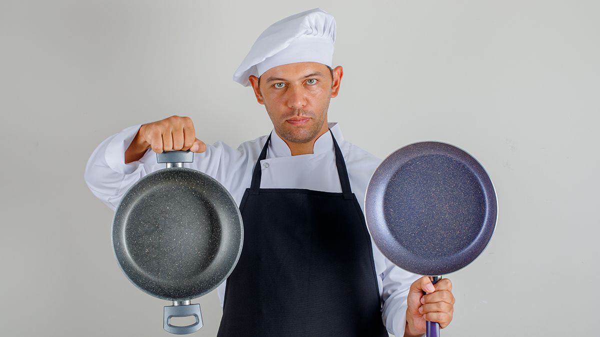 Некоторые сковородки нельзя держать на стеклянной плите Некоторые сковородки нельзя держать на стеклянной плите