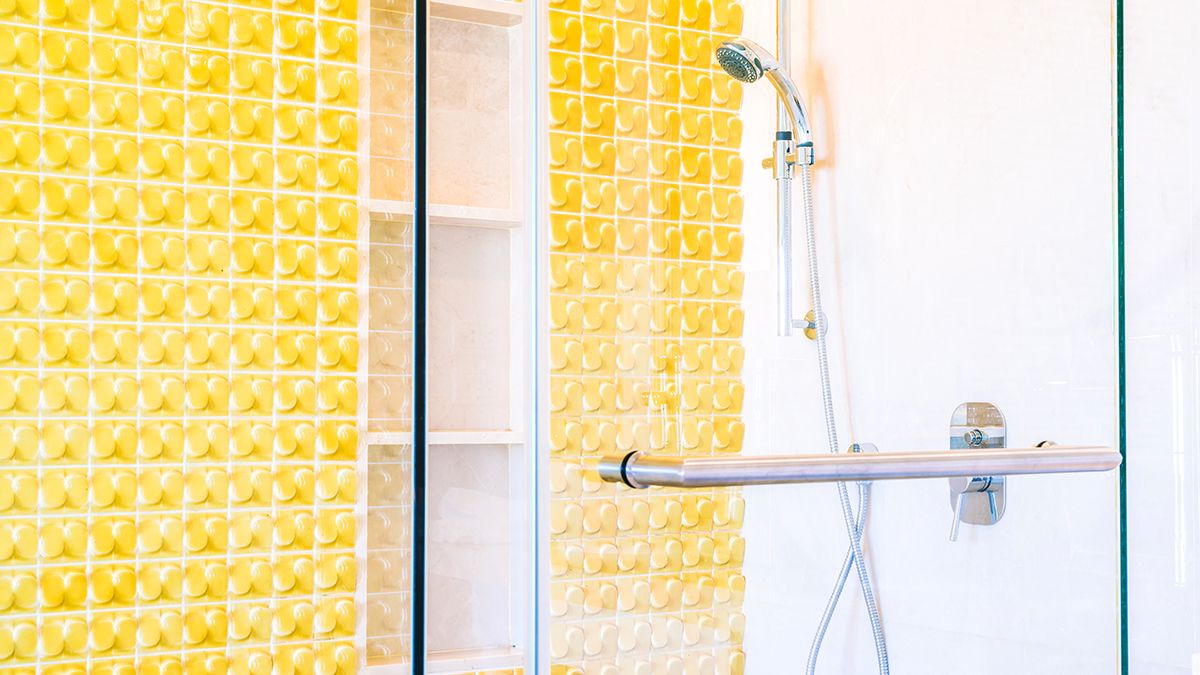 Назван интересный способ очистки стекла душевой кабины Назван интересный способ очистки стекла душевой кабины