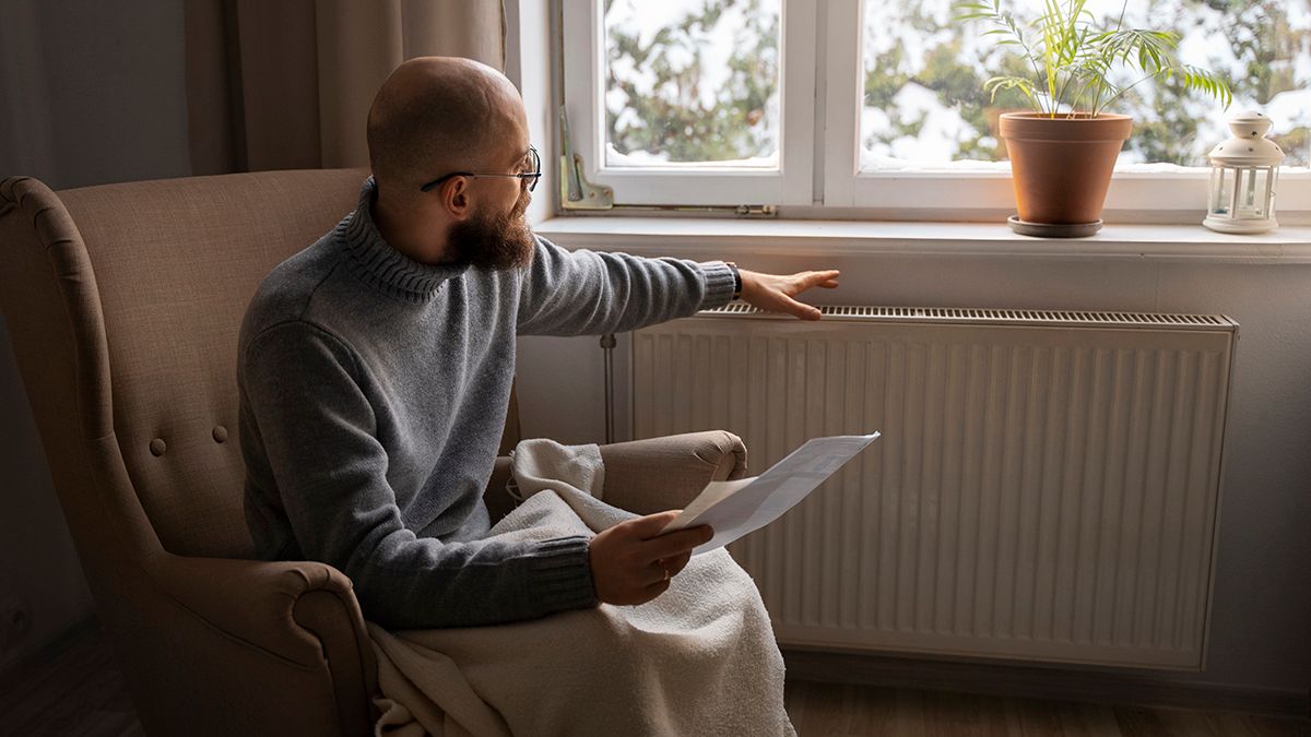 Полочка или подоконник над радиатором сохраняет тепло