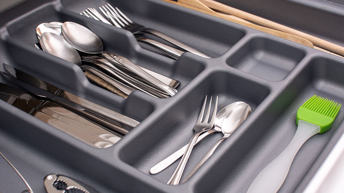 Столовий посуд можна відчистити до блиску Столовий посуд можна відчистити до блиску