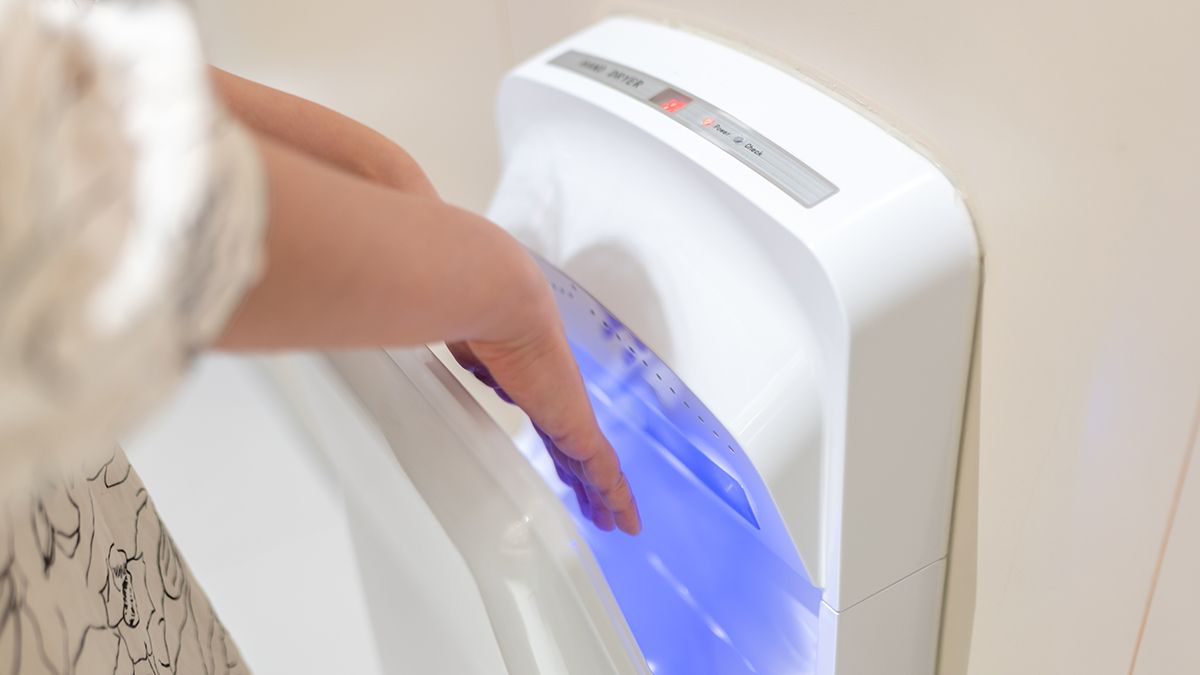 Сушіння рук у громадському туалеті не є зовсім правильним Сушіння рук у громадському туалеті не є зовсім правильним