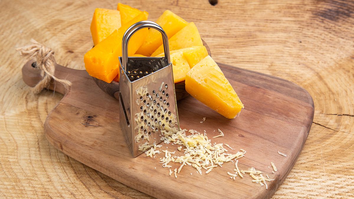 Олія покращить натирання сиру на терці