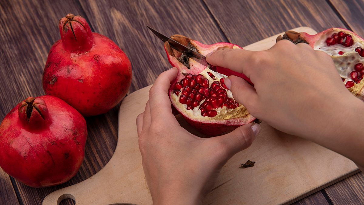 Очистить гранат можно довольно просто Очистить гранат можно довольно просто