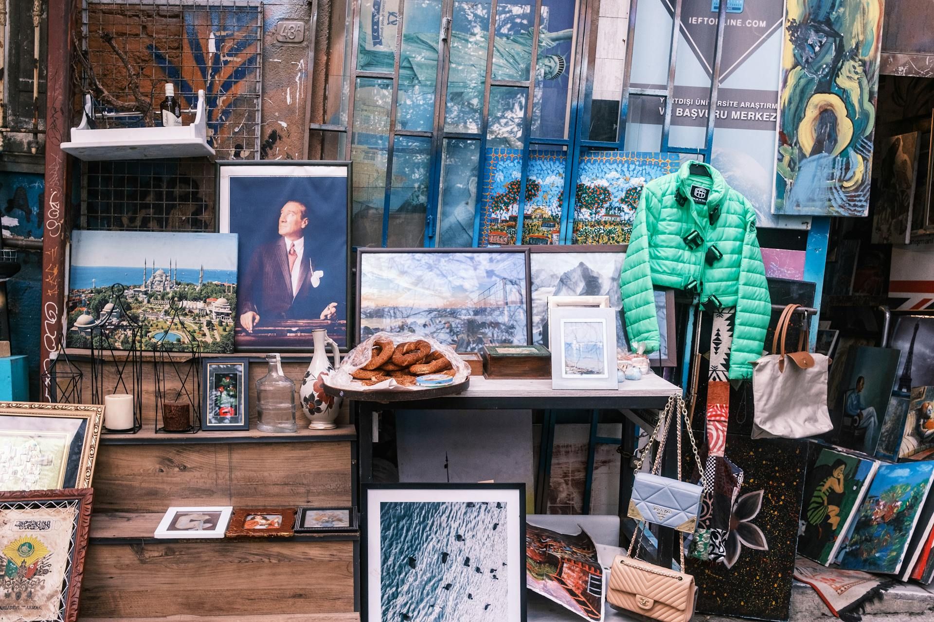 В секонд-хенде можно найти замечательные вещи