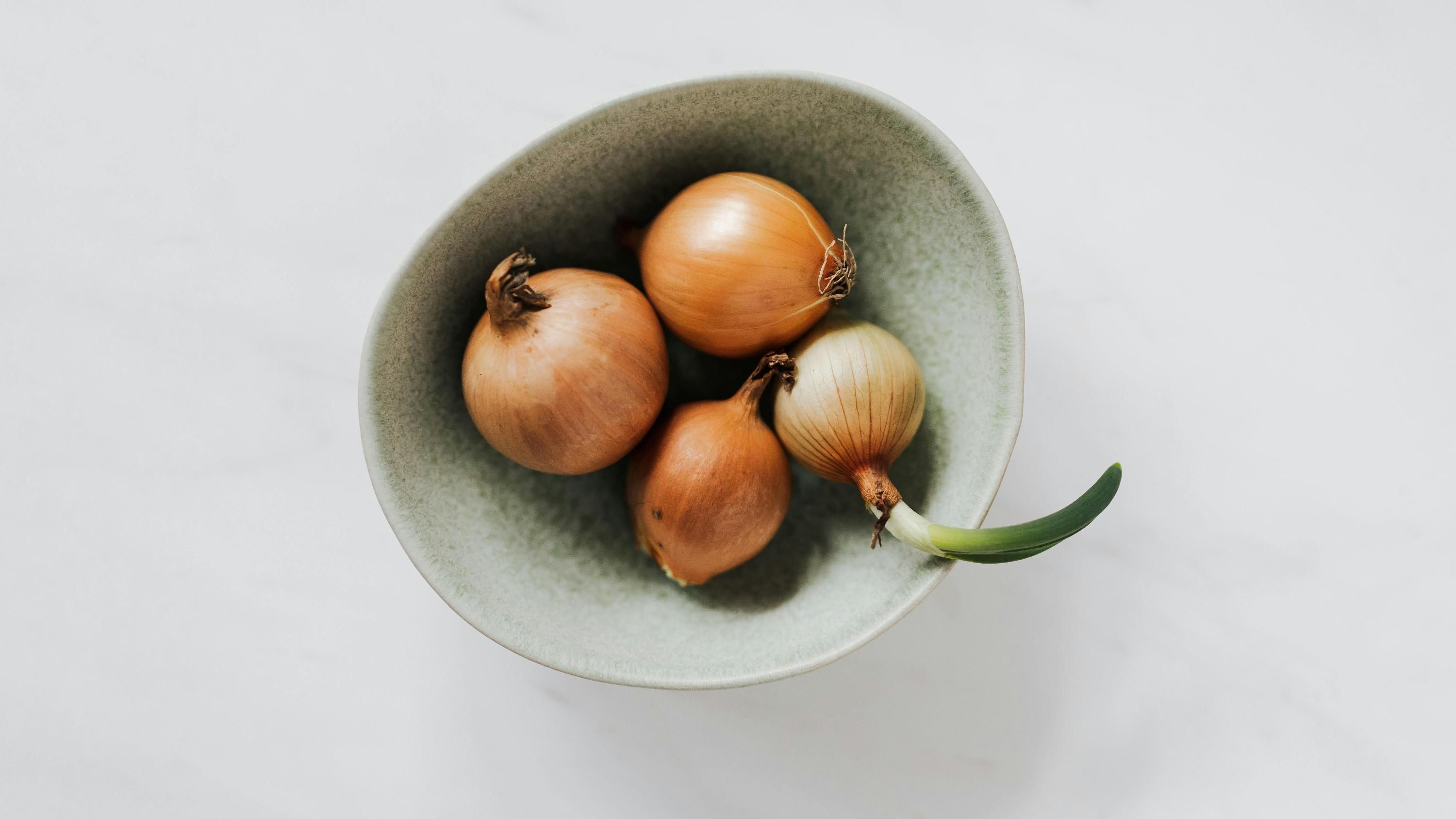 Шелуха от лука является полезной для растений