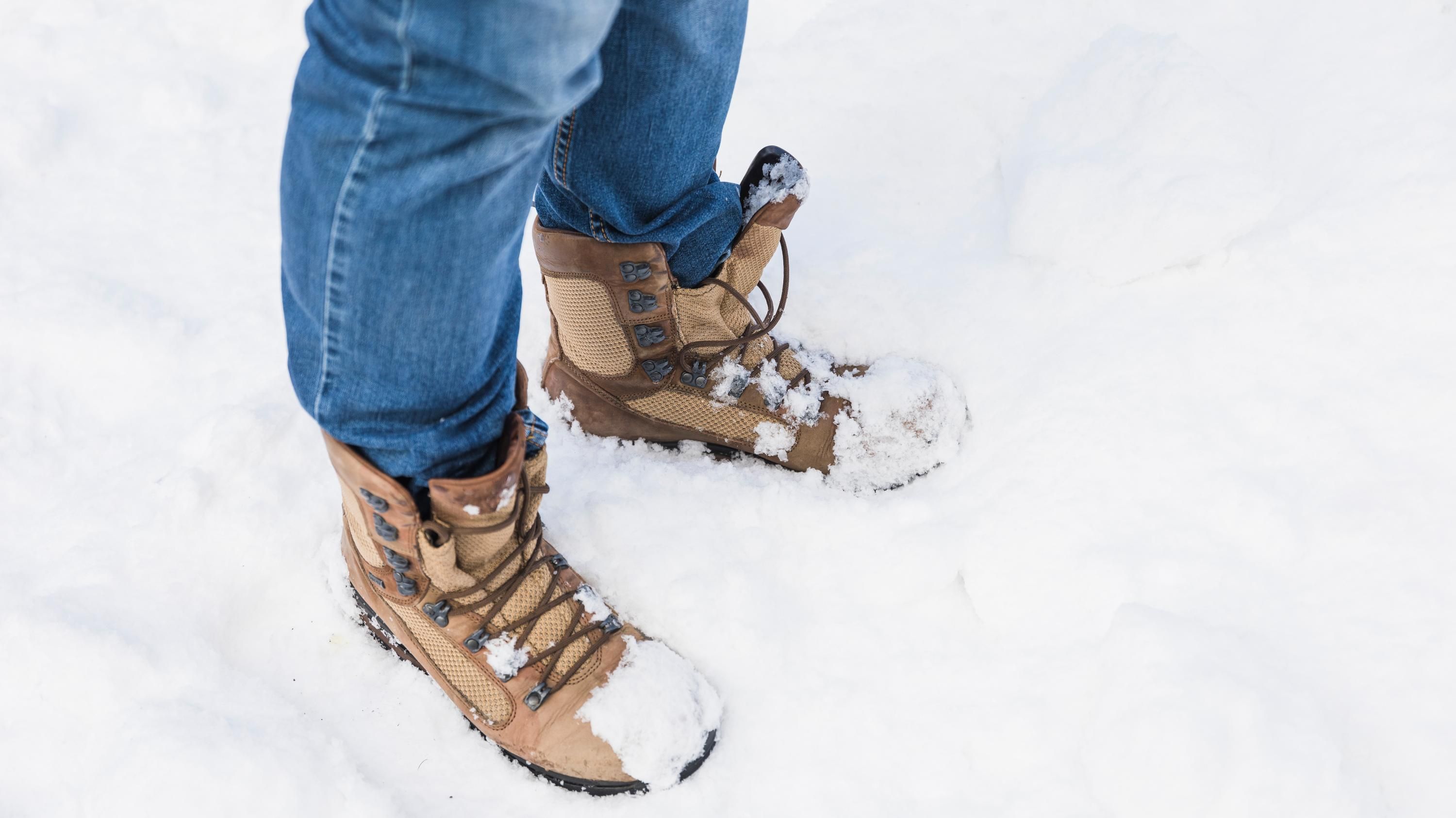 Простий спосіб, який допоможе уникнути неприємного запаху взуття