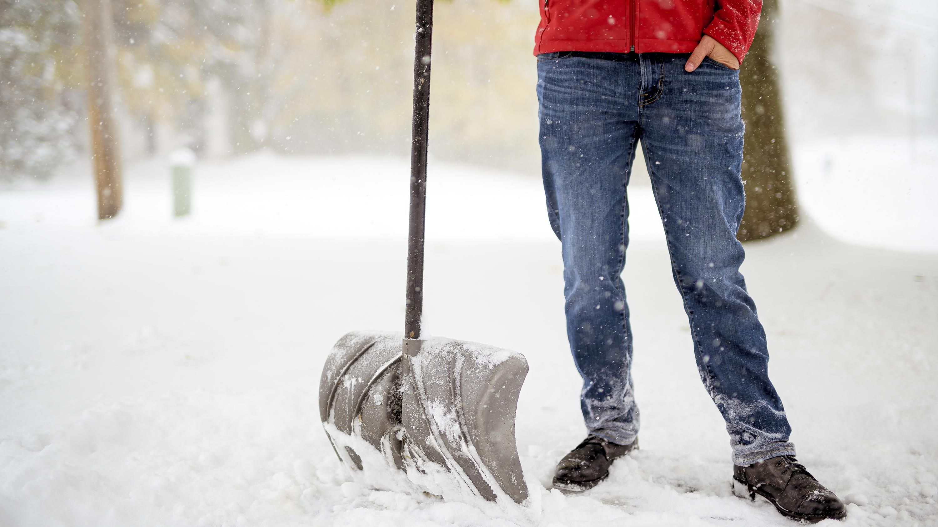 Методи, які допоможуть не налипати снігу на лопату Методи, які допоможуть не налипати снігу на лопату