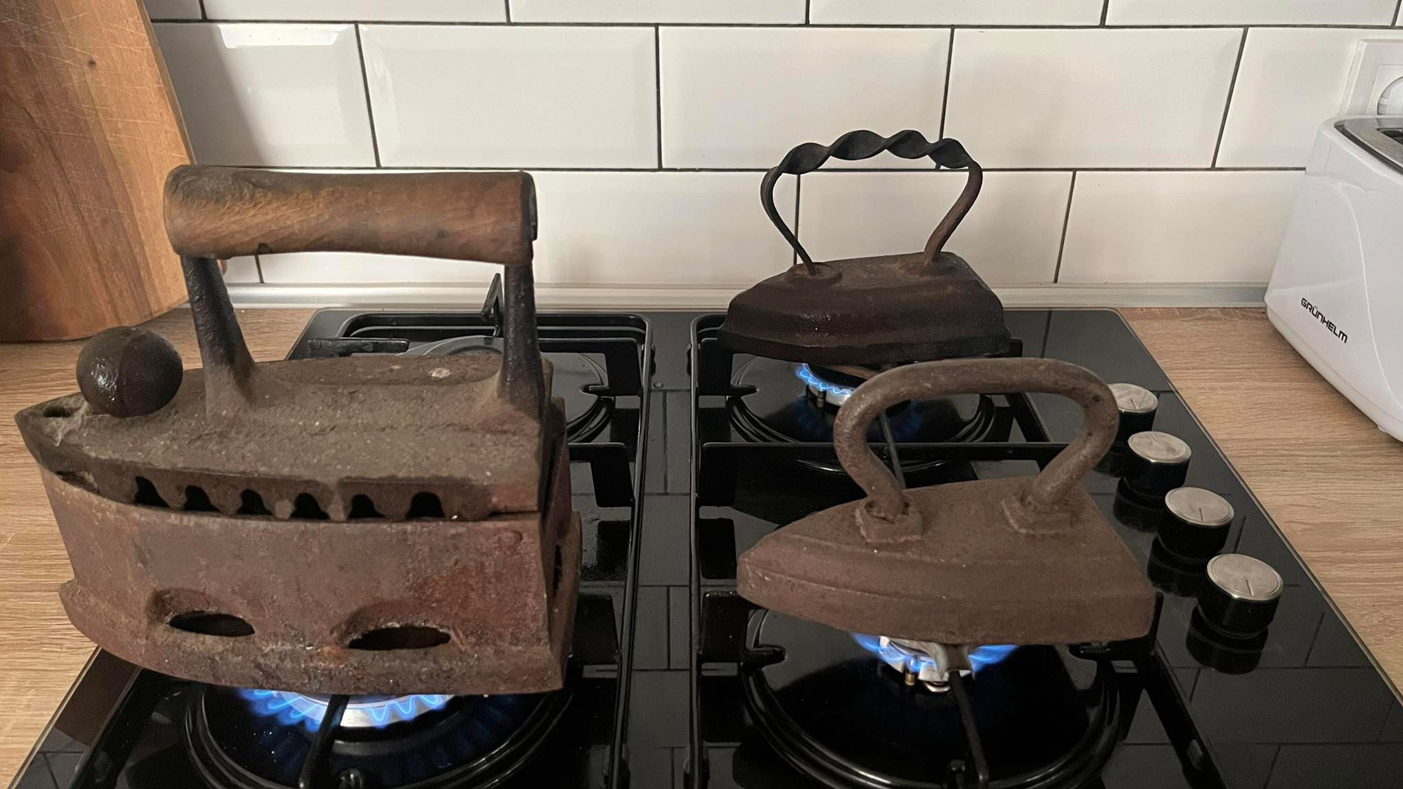 Українська поетеса обігріває квартиру старими прасками