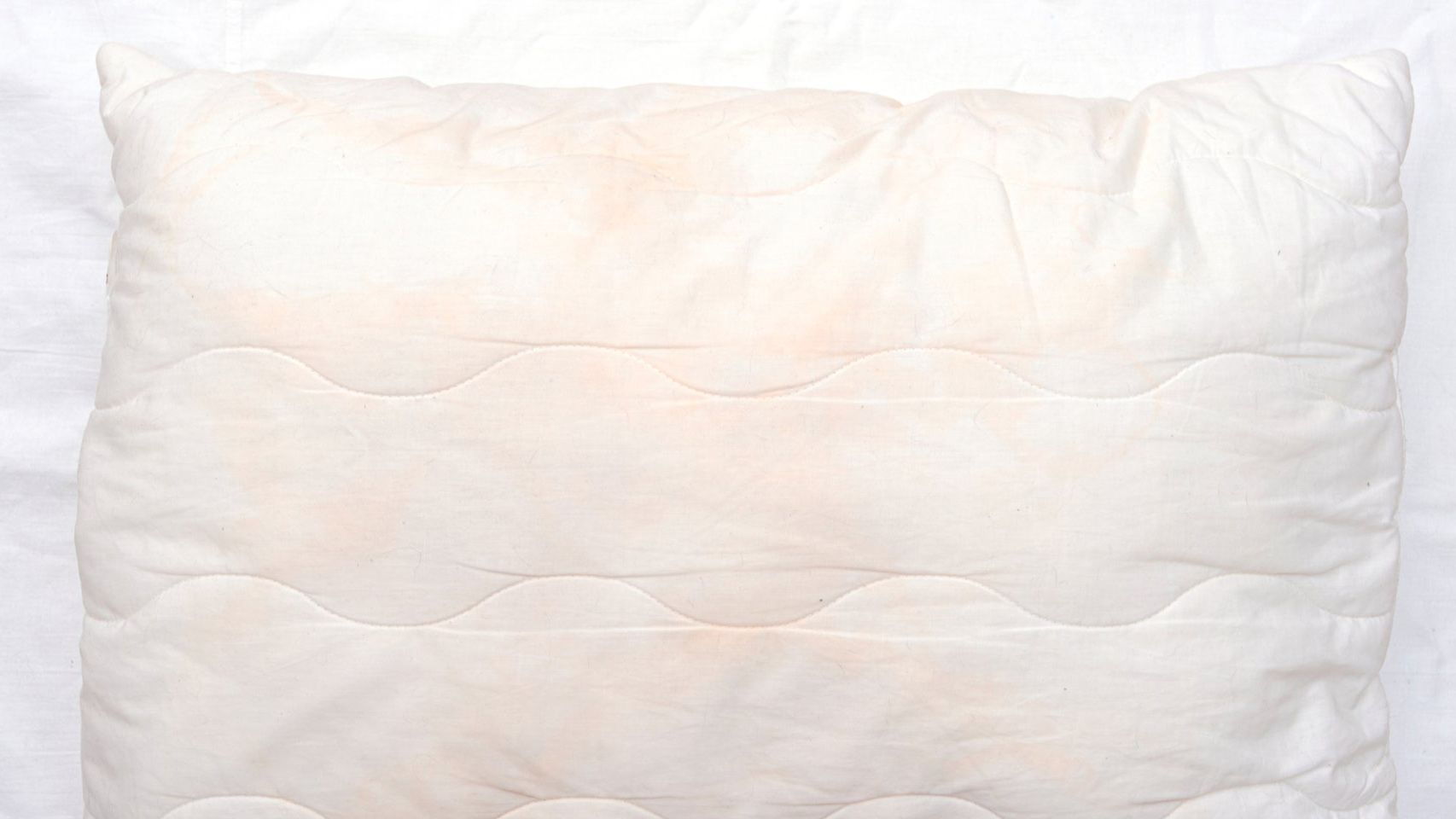 Жовті плями з подушок легко відіпрати Жовті плями з подушок легко відіпрати