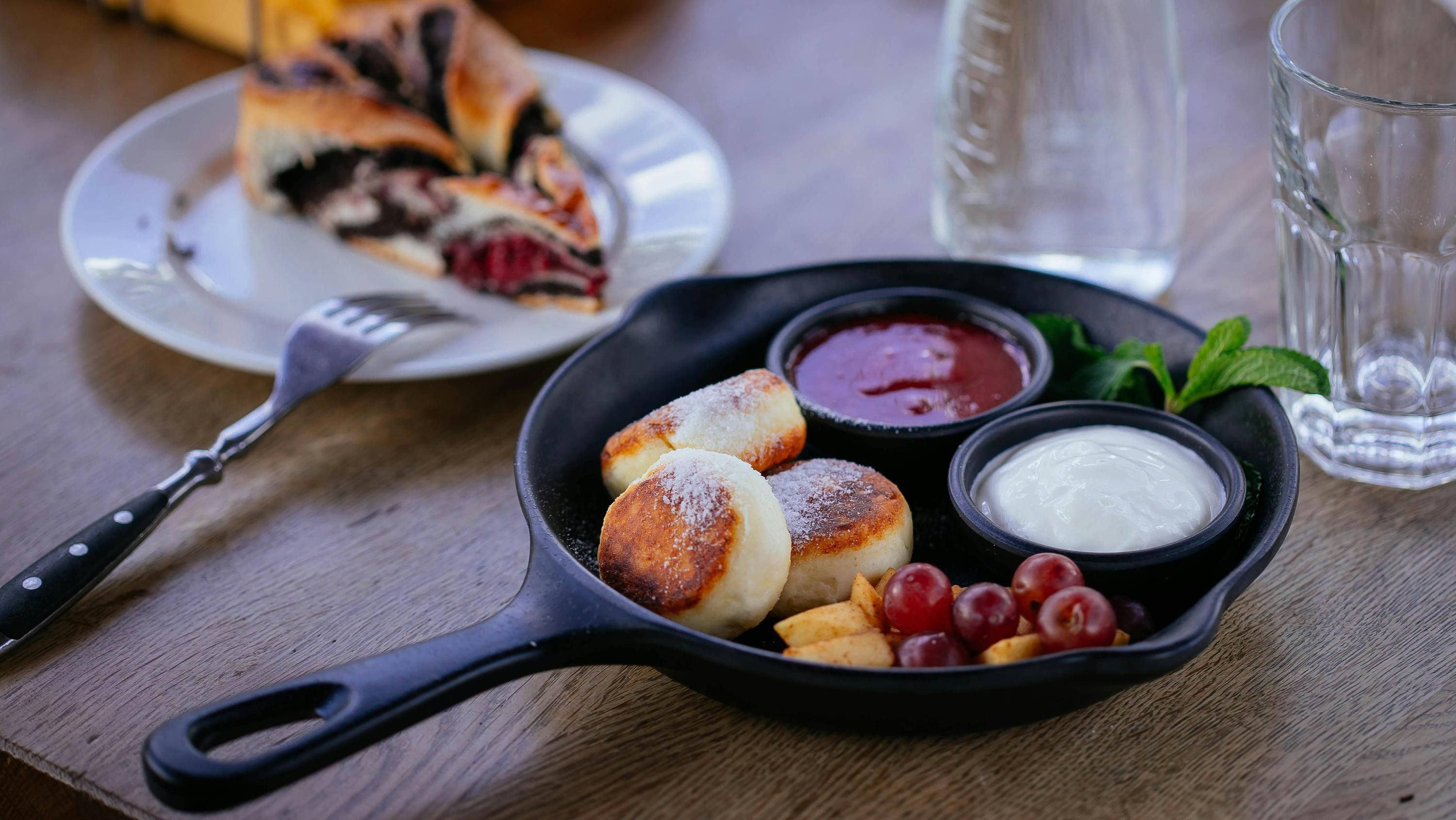 Интересное назначение дырки в ручке сковородки