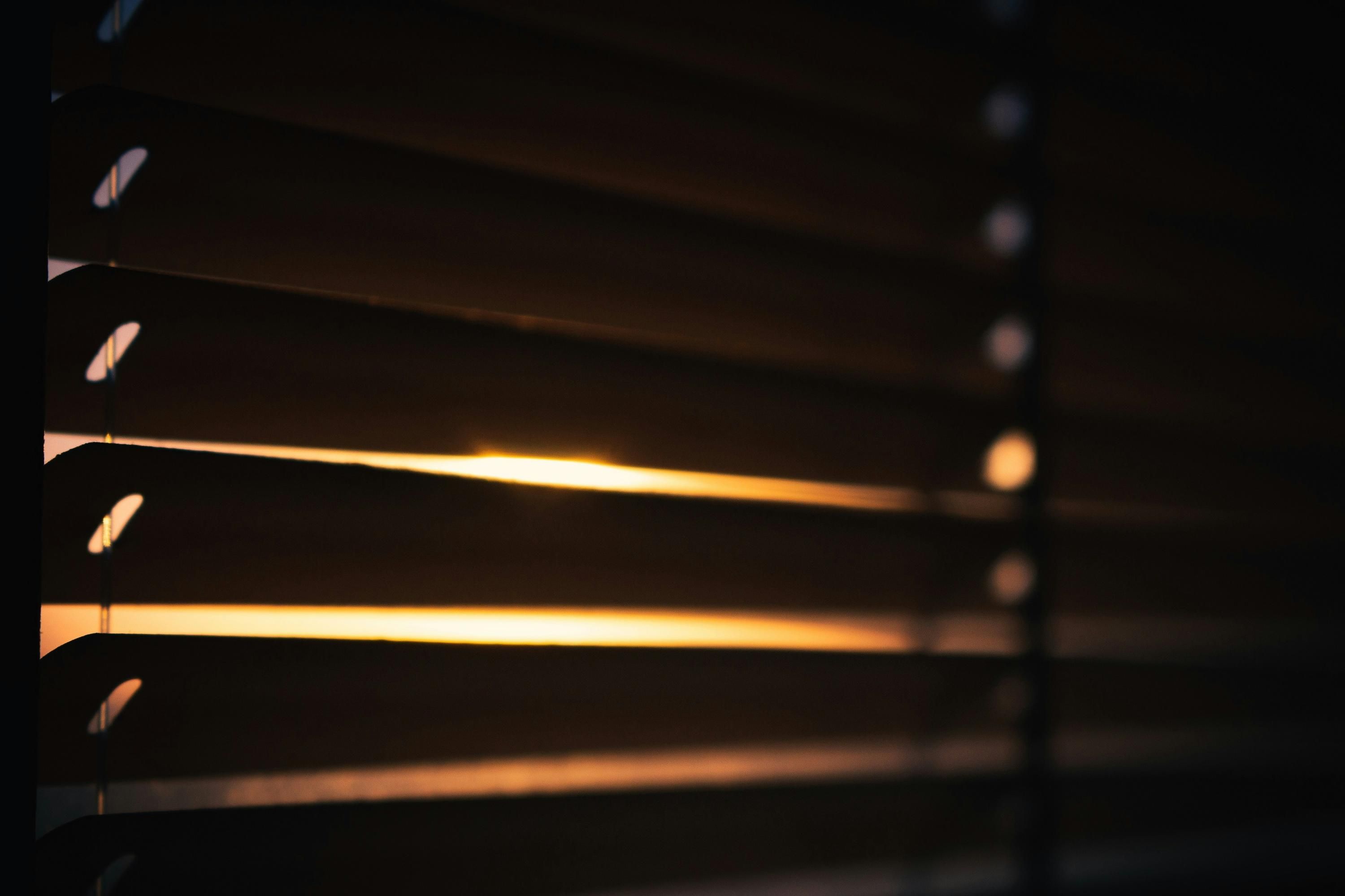 Надо ли закрывать жалюзи, чтобы стало теплее