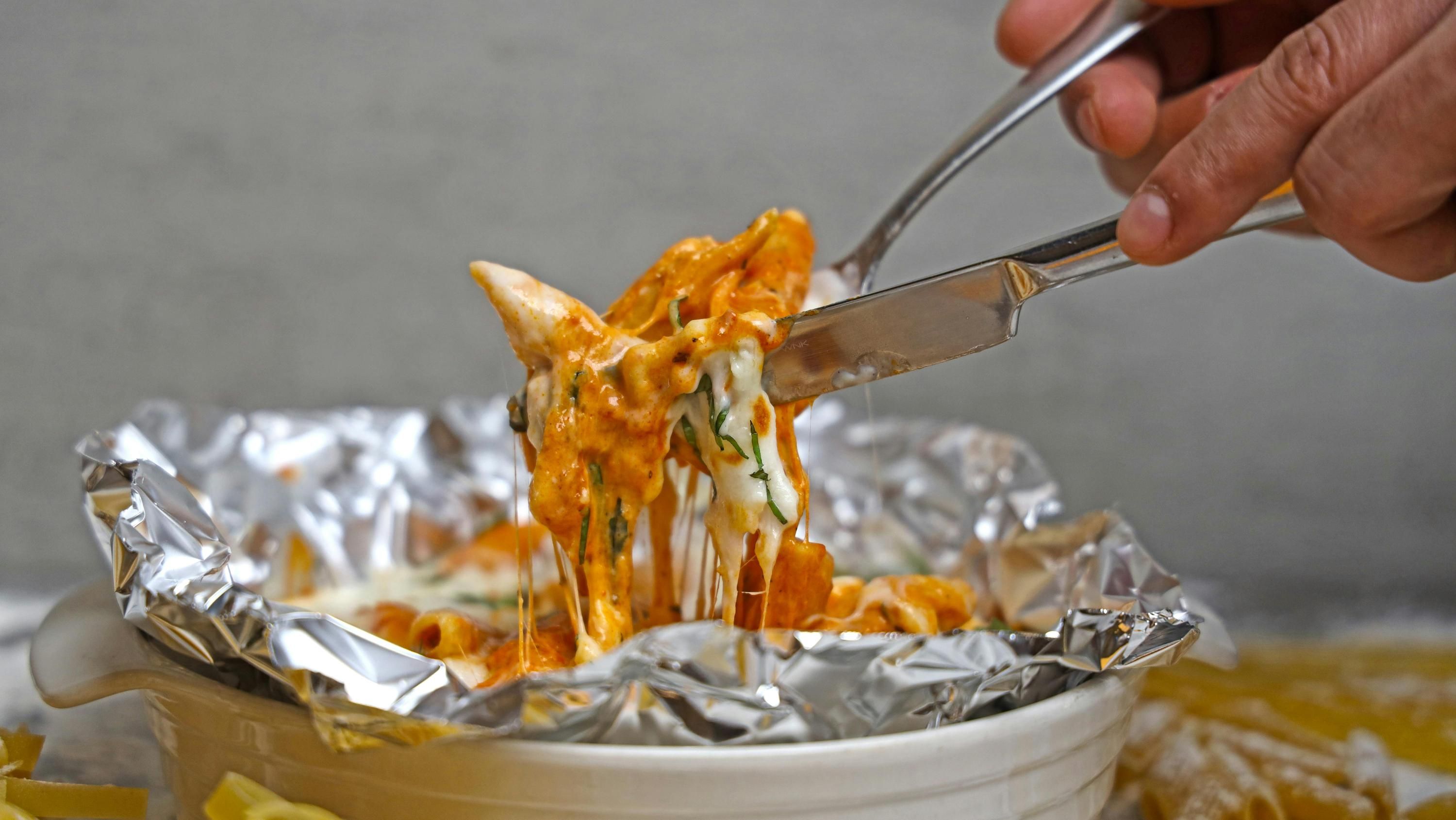 Названы блюда, которые нельзя готовить в фольге