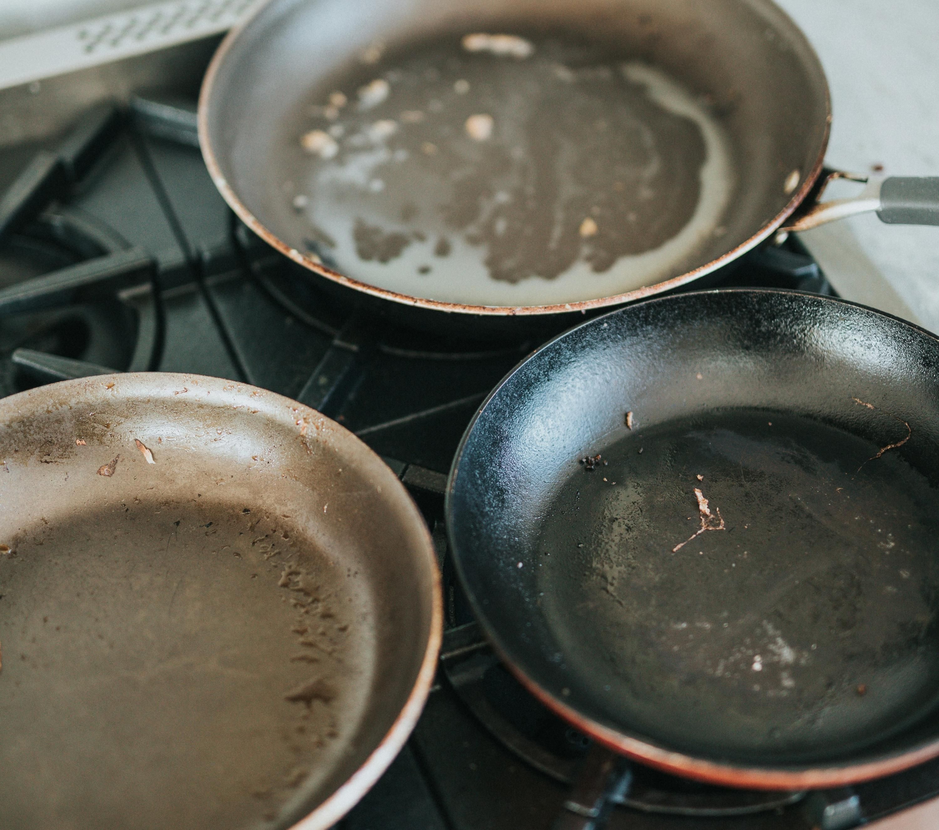 Як чистити сковорідку