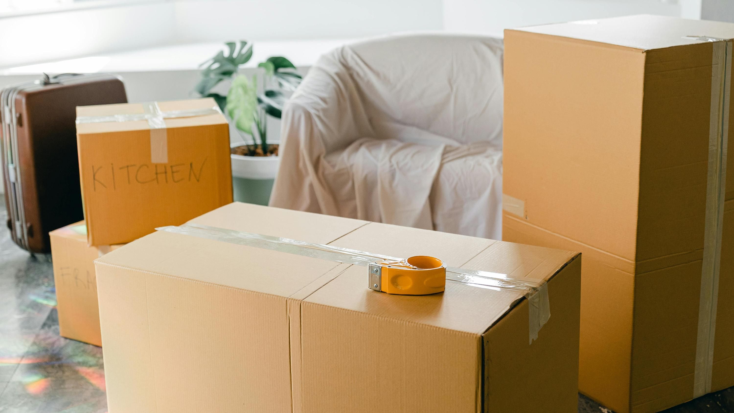 З картонних коробок можна зробити горщики для саду З картонних коробок можна зробити горщики для саду