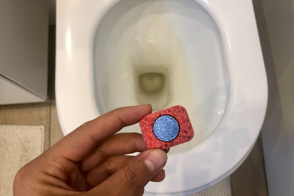 Таблетка способна очистить унитаз