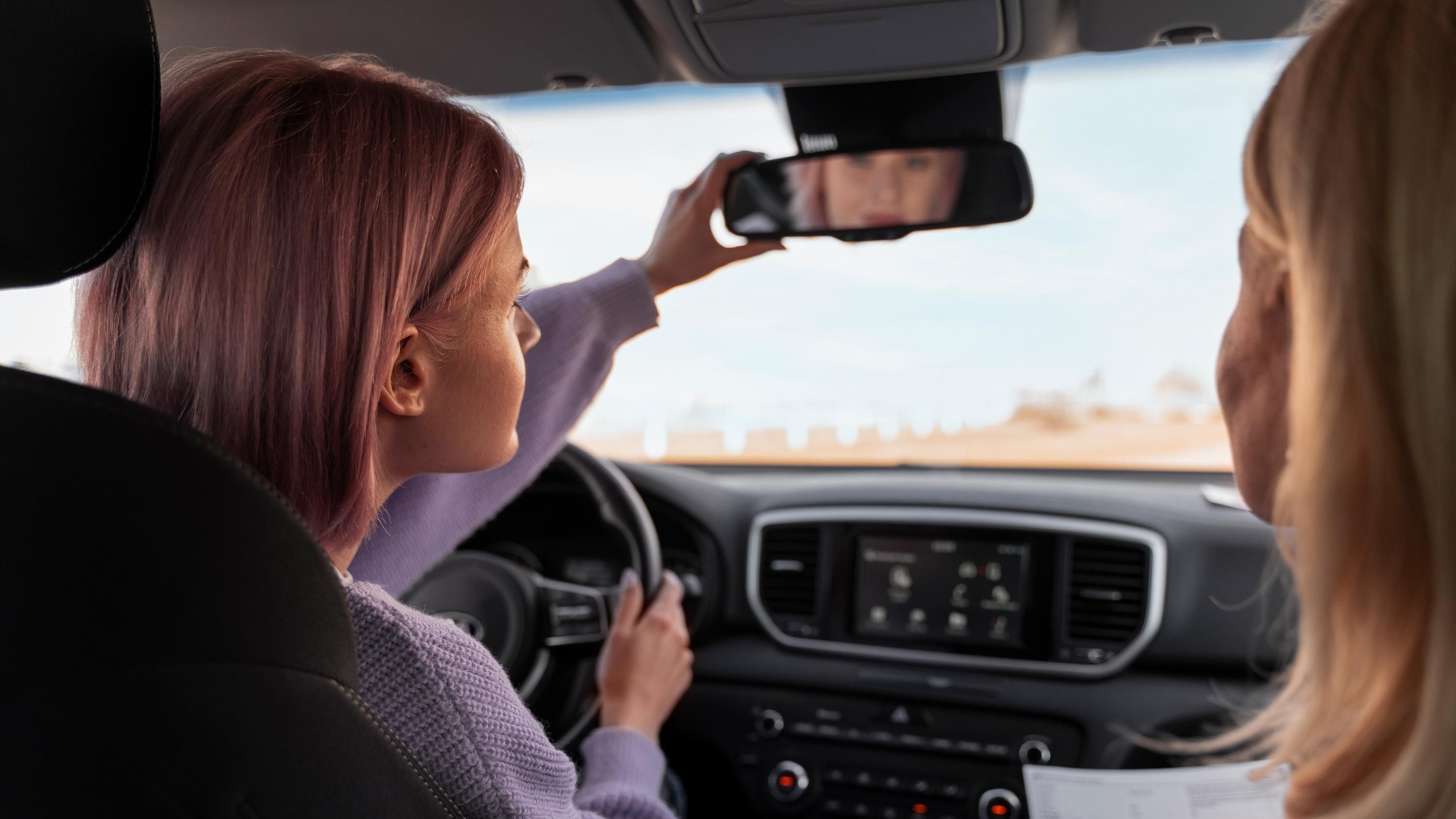 Дзеркала заднього виду оснащені кнопками