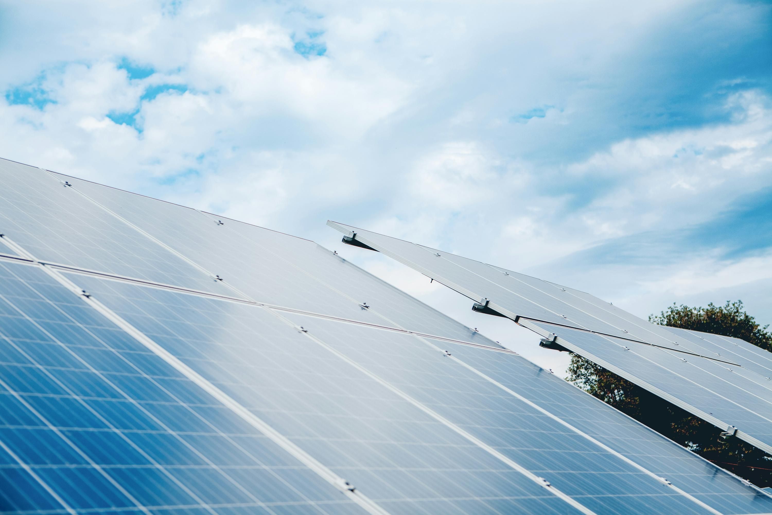 Перед покупкою сонячних панелей слід зважити на кілька факторів Перед покупкою сонячних панелей слід зважити на кілька факторів