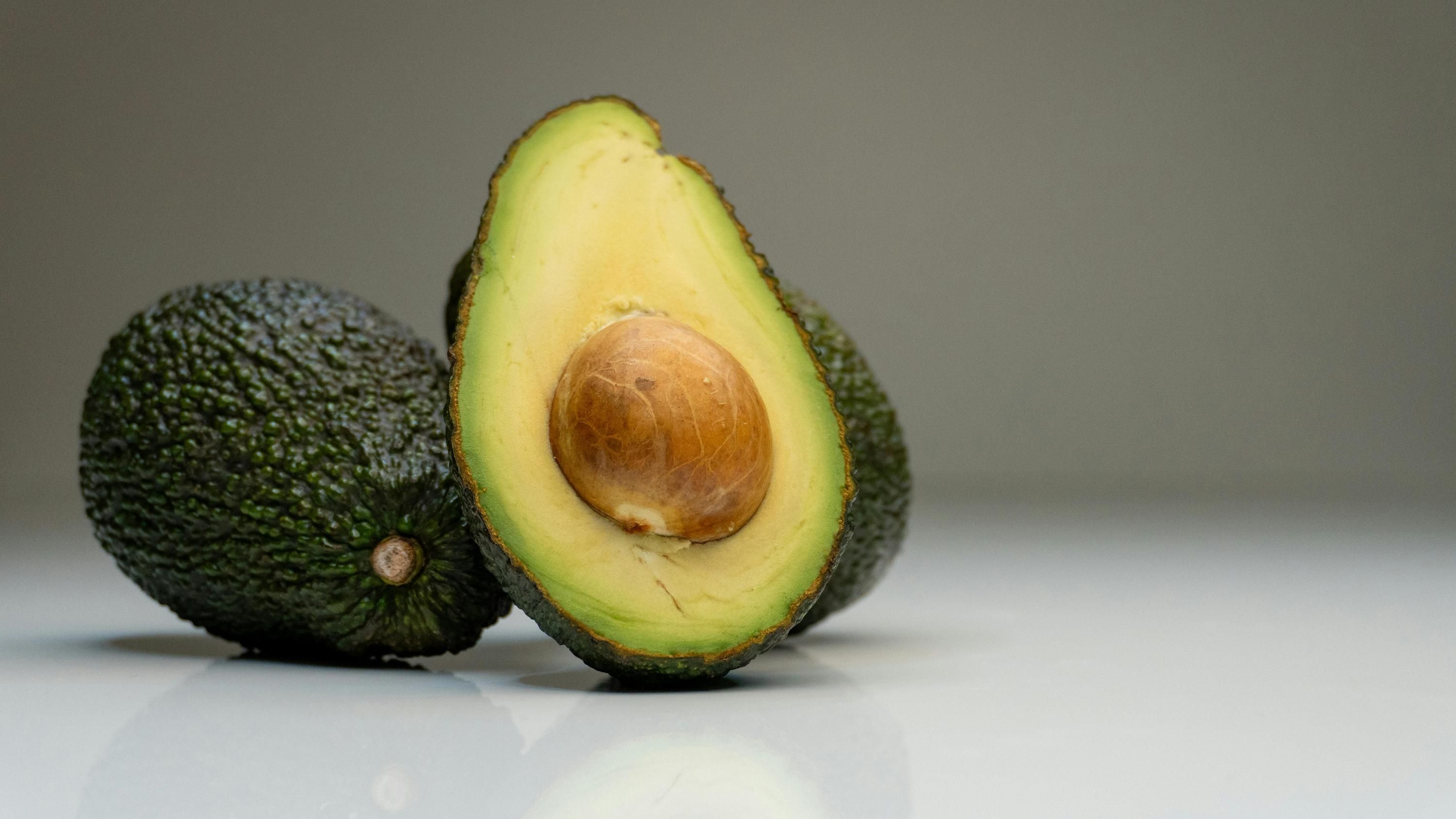 Тверде авокадо не варто тримати в холодильнику